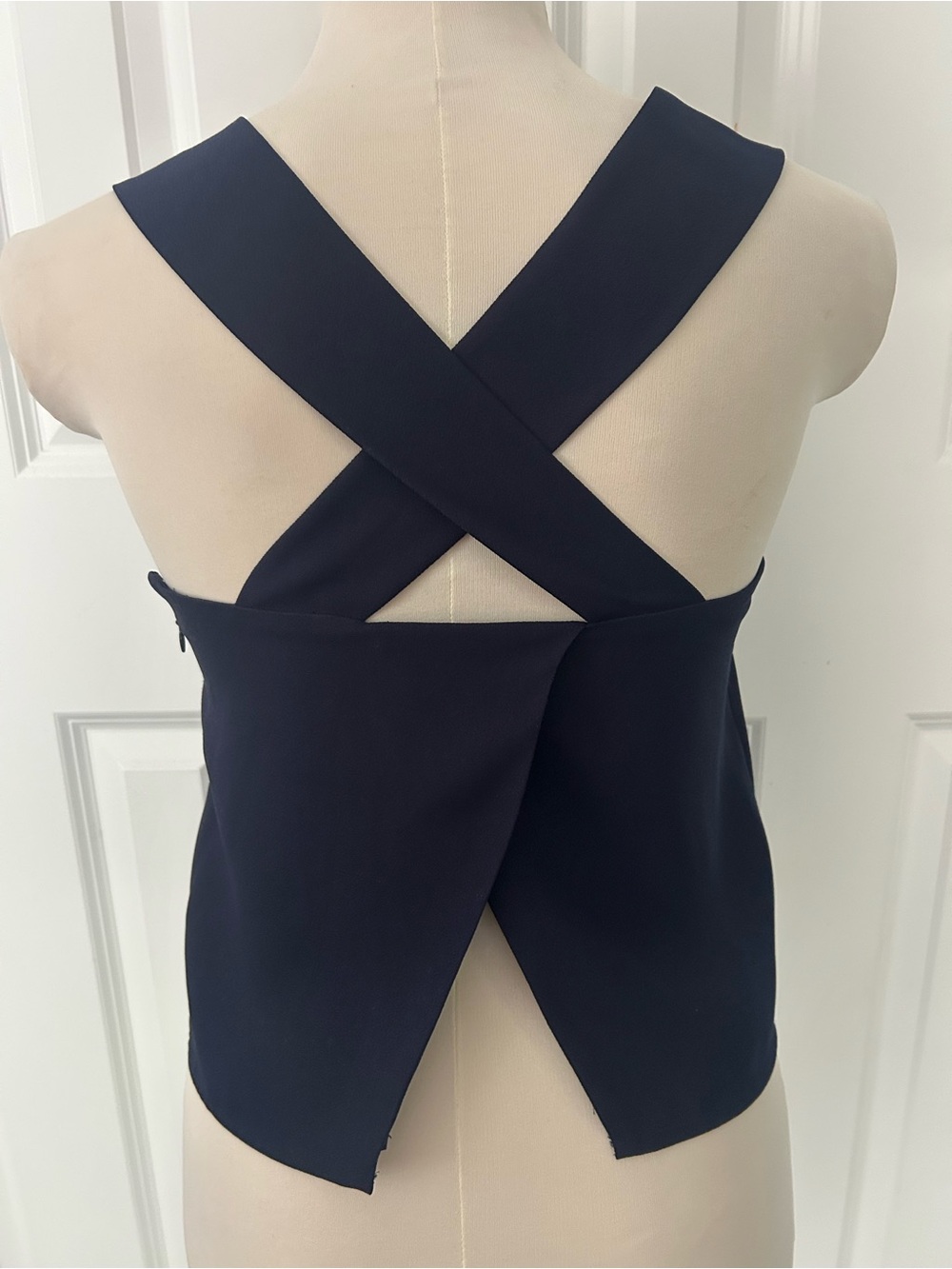Club Monaco Chris cross back Navy V-Neck Sleeveless Top - Women size xs